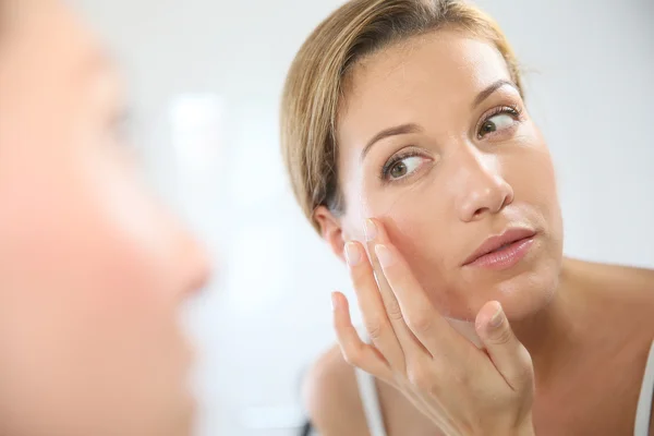 depositphotos_64679755-stock-photo-woman-applying-cream